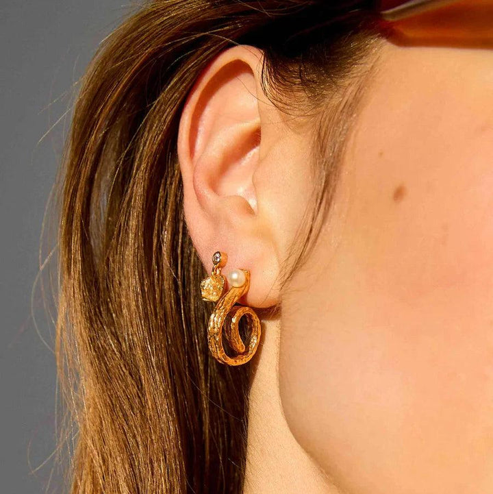 Hultquist Copenhagen Lainey Petite guldpläterade örhängen är slitna, organisk form och gyllene färg. Modell S08610G-2