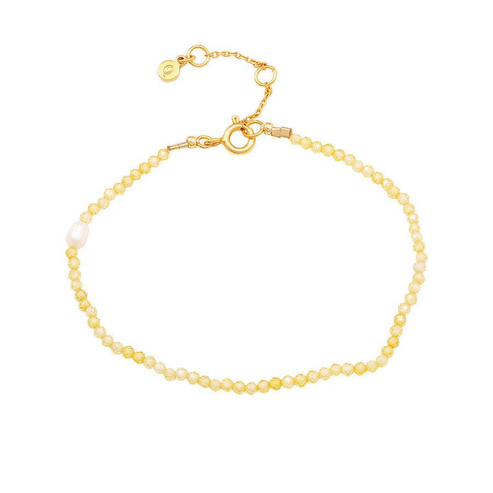 Hultquist Copenhagen Layla Pearl armband med små gula pärlor och en vit sötvattenspärla, modell S08595G-1.