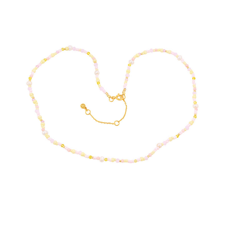 Hultquist Copenhagen Liv Perle Halsband med pastellfärgade pärlor och guldfärgade detaljer på vit bakgrund. Modell S08624G-1