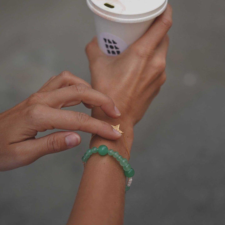 Hultquist Copenhagen Mia Green Pearl Armband med mattgröna pärlor på handleden, modell S08535G-1