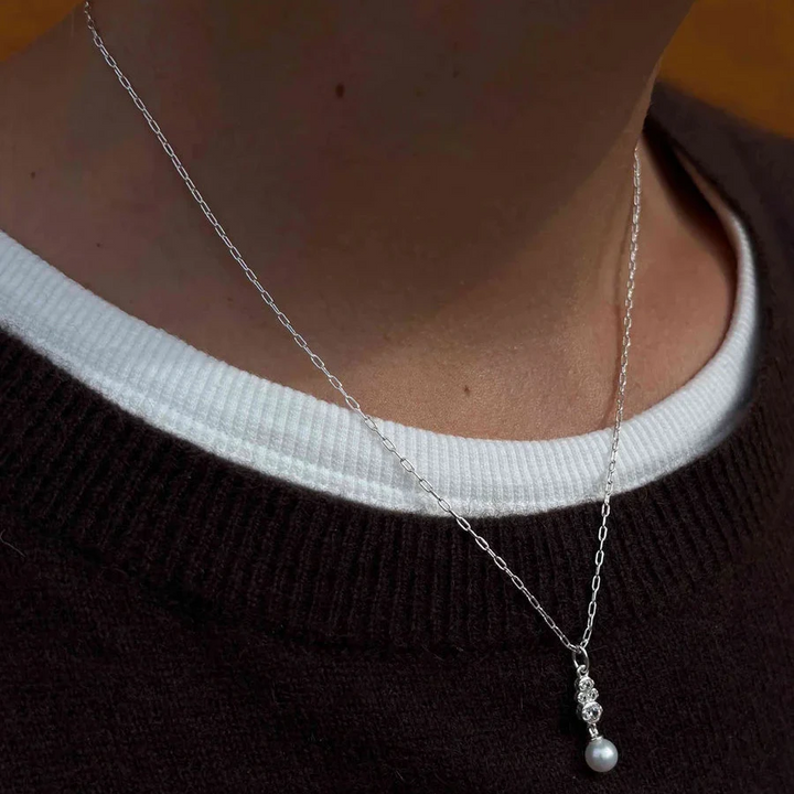 Hultquist Scarlet halsband 925 sterling silver visat på modell, enkel kedja med pärlhänge. Modell S08631S-2