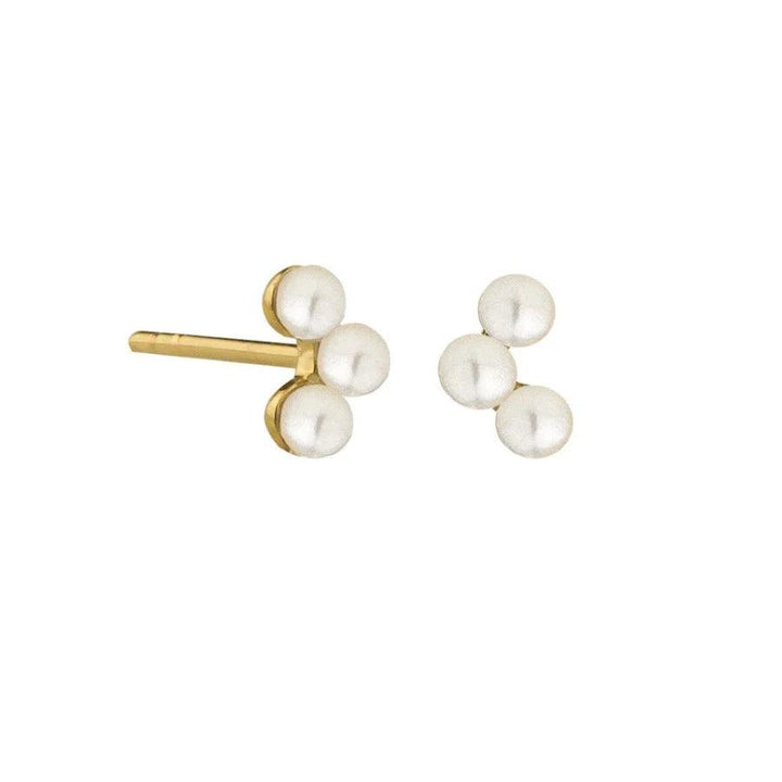 Jeberg Jewellery Cordelia Pearl Arch Stud örhängen med tre vita pärlor på guldfärgad bakgrund. Modell 52720-1