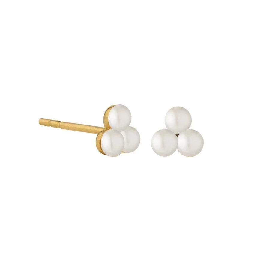 Jeberg Jewellery Cordelia Triple Pearl Stud, fina örhängen i guld med tre vita pärlor. Modell 52715-1.