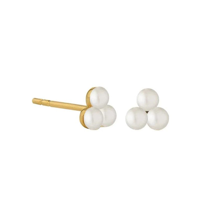 Jeberg Jewellery Cordelia Triple Pearl Stud, fina örhängen i guld med tre vita pärlor. Modell 52715-1.