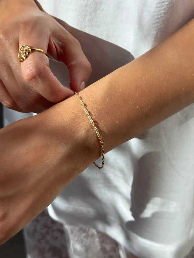 Jeberg Jewellery Effy Armband i guldpläterat silver som visas på handleden i solljus. Modell 44280-16-G-2