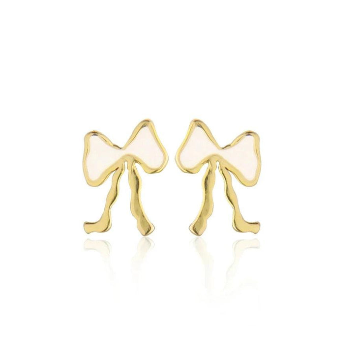 Jeberg Petite Bow White Stud Bow Earrings visar ett par små guld- och vitfärgade rosettörhängen. Modell 52815-1
