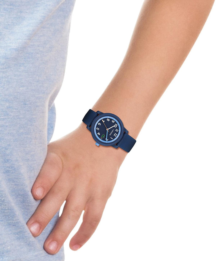 Lacoste Junior WATCH 12.12 BLA visar en blå barnklocka på handleden, rund urtavla, modell 2030043