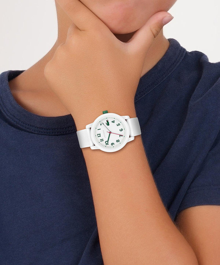 Lacoste Junior WATCH 12.12 vit klocka på ett barns handled, enkel stil med vitt band. Modell 203003-2
