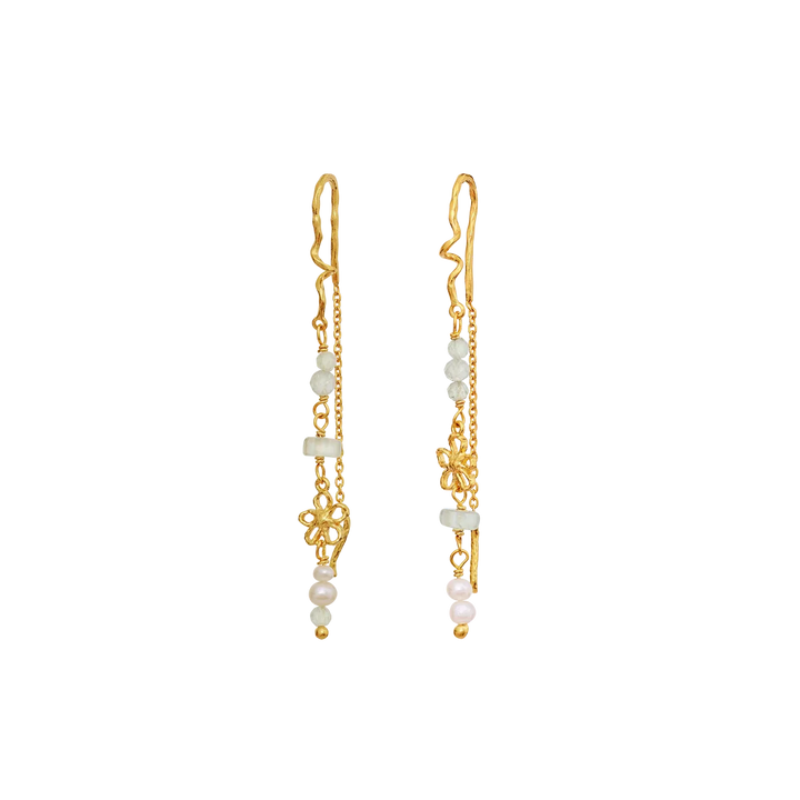 Månsten Alfrida guldpläterade kedjeörhängen med vita stenar och pärlor, detaljvy. Modell 10084a-1