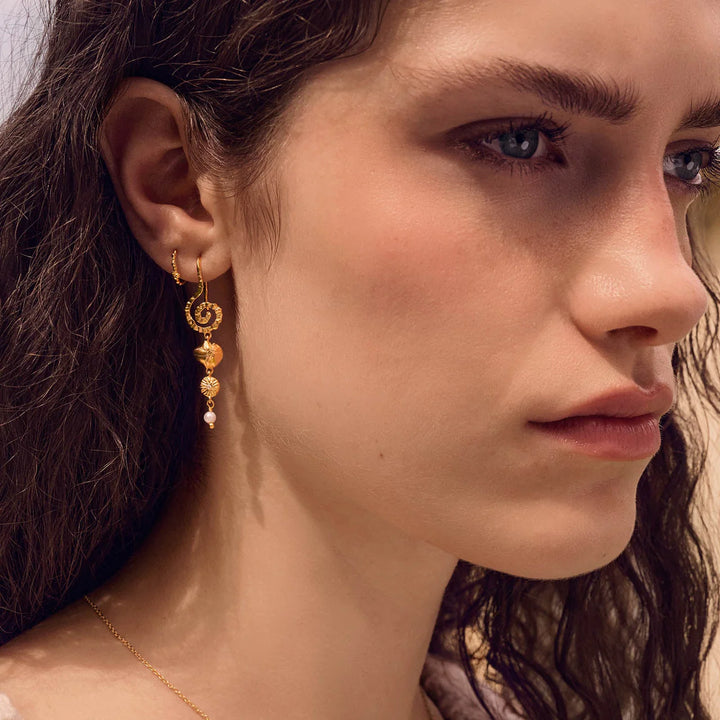 Maanesten Allie guldpläterade pärlbandsörhängen visas på öron, guld- och pärlmönster för kvinnor, modell 10085a