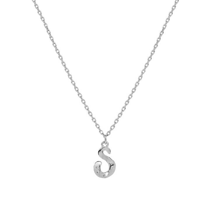 Maanesten Alphabet Letter Halskæde Sølv Bogstavs Vedhæng A-Z viser et elegant sølvhalskæde med S-vedhæng på enkel baggrund. Model 2744c-018-19