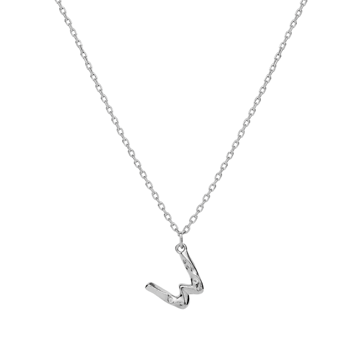 maanesten-alphabet-letter-halskaede-solv-bogstavs-vedhaeng-a-z med bogstav W i blank sølv med kæde på ensfarvet baggrund. Model 2744c-022-22.