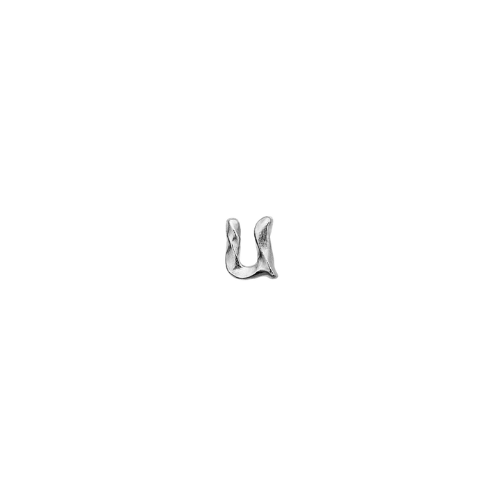 Maanesten Alphabet Single Bogstav Ørestik U i sølv, viser et bølget U-formet ørestik. Model 101C-ALPHABET-020-21.