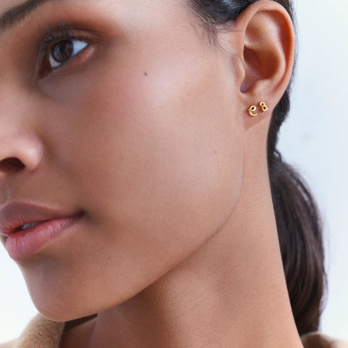 Maanesten Alphabet Single Letter Earring AW I guldpläterad verkar bärs i örat, elegant guldlook. Modell 101a-alphabet-001-1