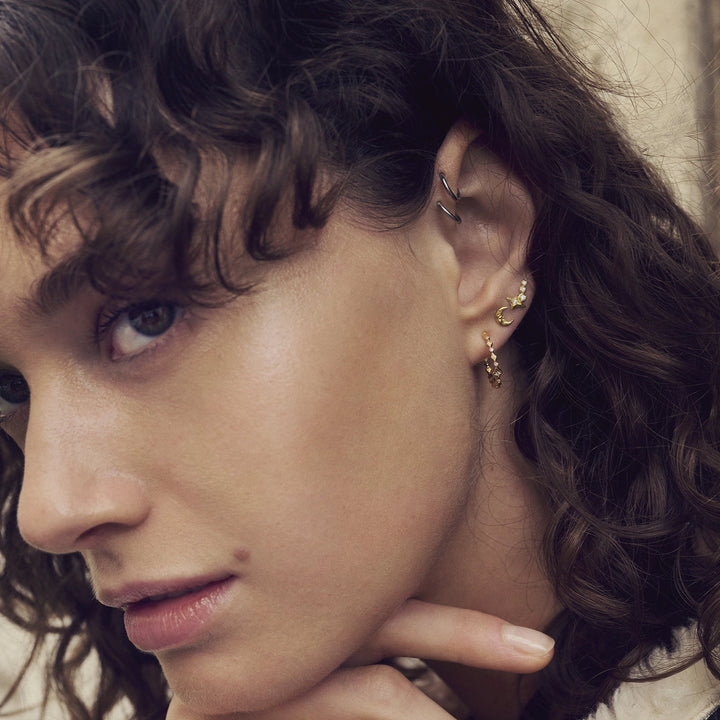 Maanesten Arlette guldpläterade ringar visas bära av modell, elegant detalj i guld. Modell 10020a