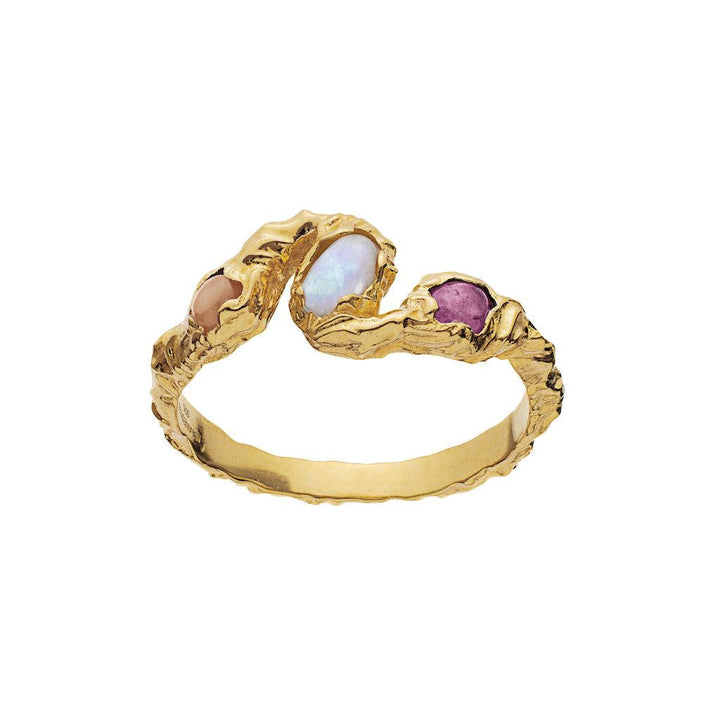Moonstone Baila Ring 18 kt guldpläterad med opal, rosa och lila stenar i en organisk, vågig design. Modell 4764a-001.