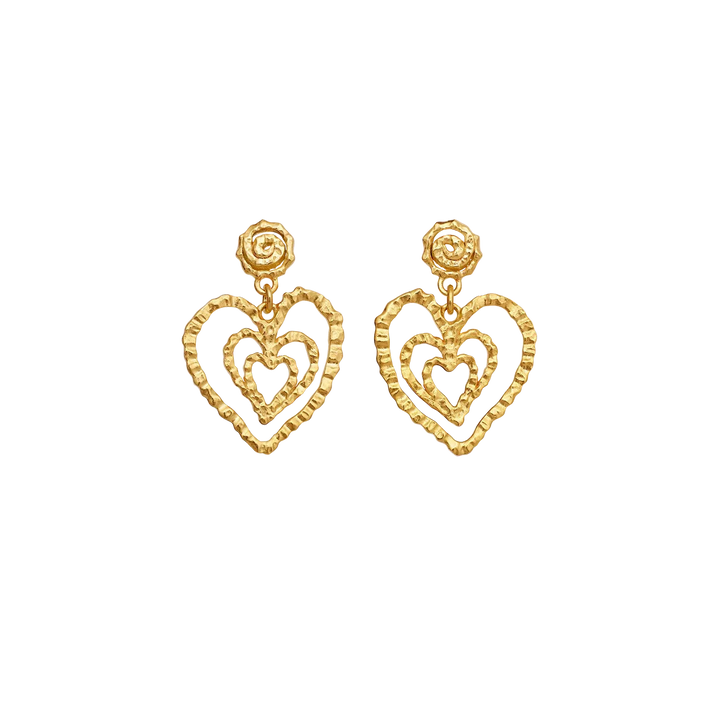 Maanesten Beate Petite guldpläterade hjärtörhängen med detaljerad, romantisk design på svart bakgrund. Modell 10088a-1.