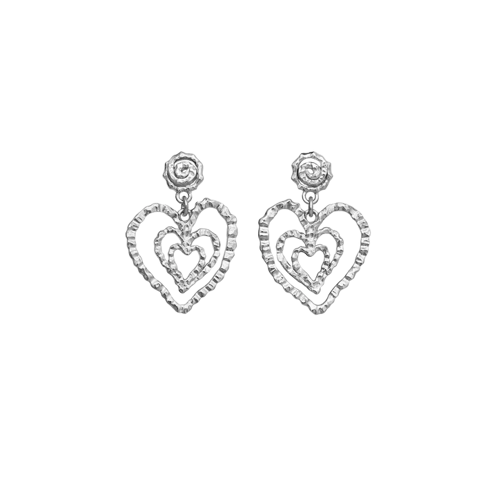Maanesten Beate Petite Silver Heart Earrings visar ett par eleganta silverörhängen med tre hjärtformade hängen. Modell 10088c-1