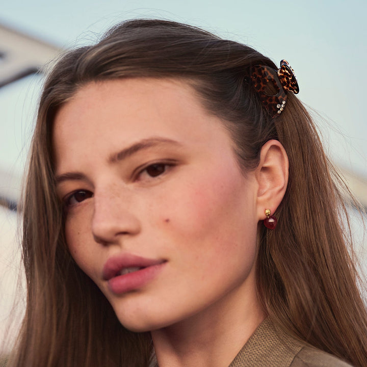 Maanesten Cerys Hårklämma Leopard Valentine visar modell med brunt hårspänne i sköldpaddsmönster och kristaller. Modell 2026-4205-2