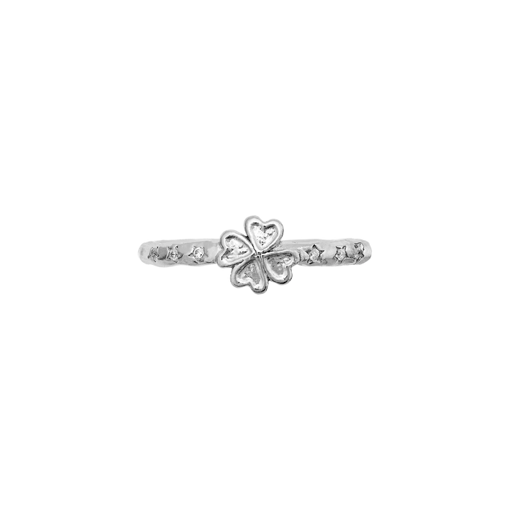 maanesten-klöver-silver-ring-klöver-och-zirkonia visar en elegant silverring med klöver och klara stenar, modell 4881c-001