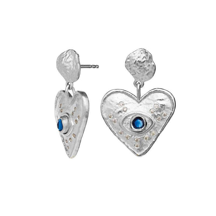 Maanesten Constantine örhängen i silver med hjärtformat hänge, detaljer och blå stenar. Modell 9850c-9850c-2