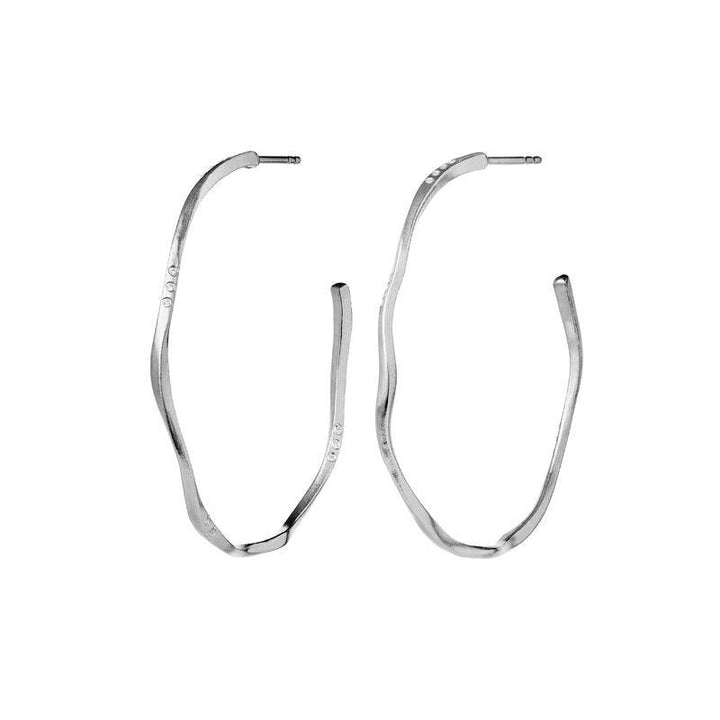 Maanesten Echo Grande Hoops 43mm i silver, skulpturala örhängen med vågig design. Modell 9863c-9863c-1.
