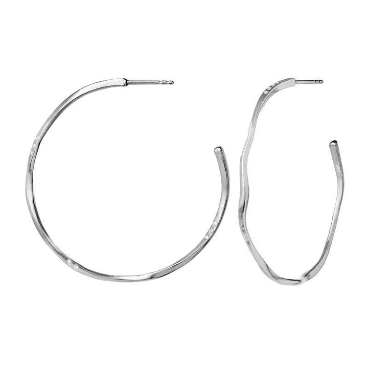 Maanesten Echo Grande Hoops 43mm i silver, två stora vågiga örhängen med en blank yta. Modell 9863c-9863c-2