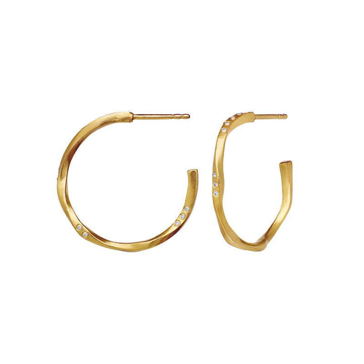 Maanesten Echo Medium Hoops 23 mm guldpläterade, eleganta örhängen i vågig guldlook med små stenar, modell 9862a-9862a-2