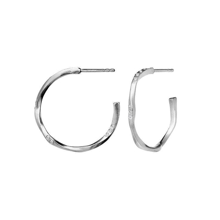 Moonstone Echo Medium Hoops 23mm i silver med vågig yta och små insatta stenar. Modell 9862c-9862c-2