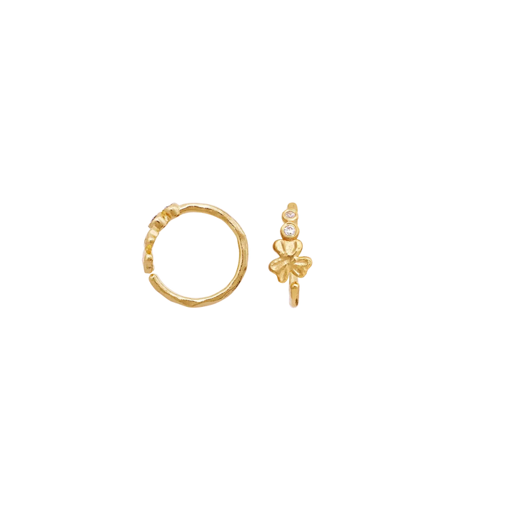 Maanesten Edin guldpläterade örhängen med trefoil och fyrklöverdetaljer i ljust guld, modell 10089a-2.