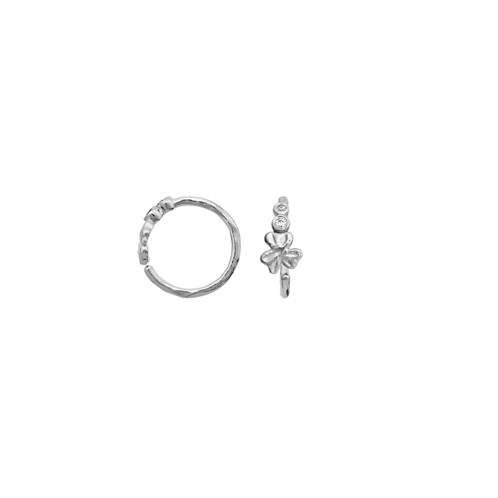 maanesten edin silverörhängen med treklöver och fyrklöver motiv, detaljvy. Modell 10089c-2