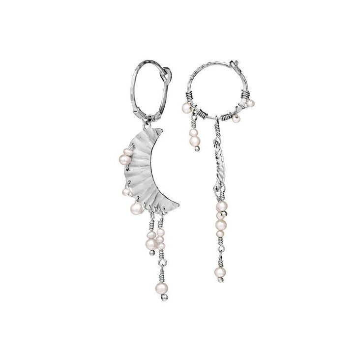 Maanesten Esta Örhängen i silver med olika design, droppformade pärlor och detaljer. Modell 9843C-9843C-2