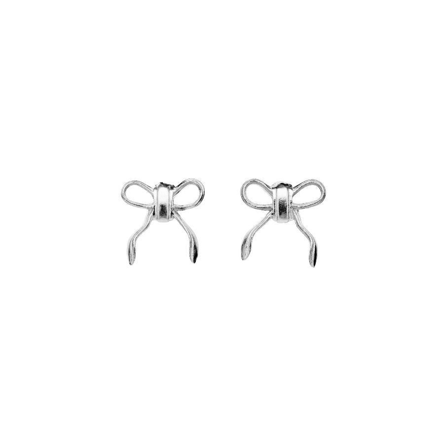 Maanesten Eunice Silver Bow Stud Örhängen visar upp ett par eleganta örhängen i silver med rosettdesign. Modell 9944c-1