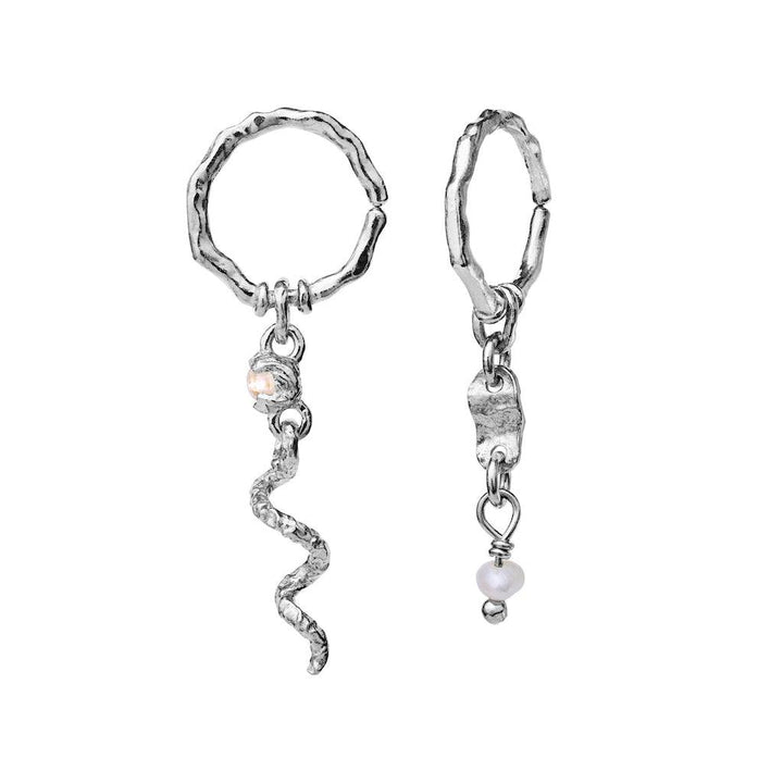Maanesten Evelyn Örhängen i silver med organiska former, ett med vridet hänge och ett med en pärla. Modell 9749c-9749c-2