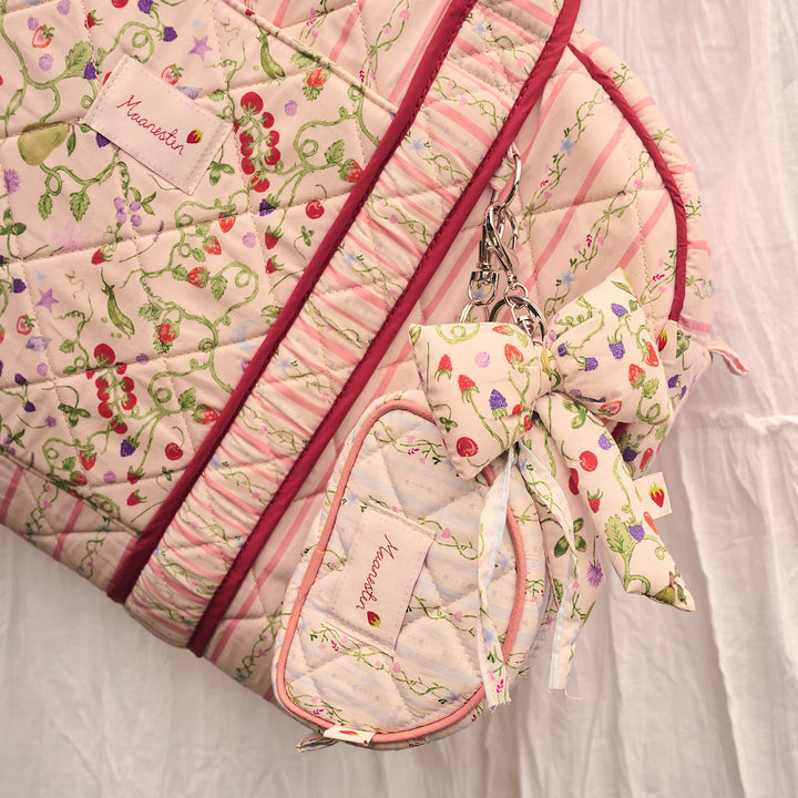 Moonstone Fabric Bow Key Ring Garden Magic Ivory visas på en quiltad väska, blommig och pastell. Modell 4111-one size