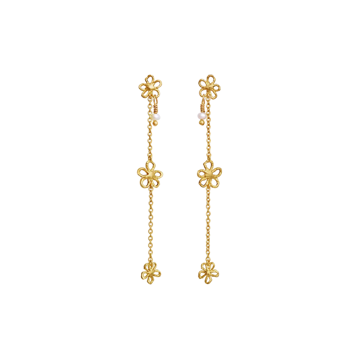 Maanesten Felixa guldpläterade örhängen med blommor och pärldetaljer på svart bakgrund. Modell 10094a-1