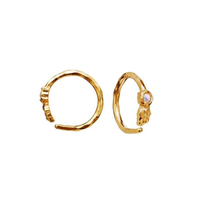 Moonstone Florus Creoles guldpläterade 9659a visar en uppsättning små guldpläterade creoler med en organisk struktur och ljusa stenar. Modell 9659a-9659a-2