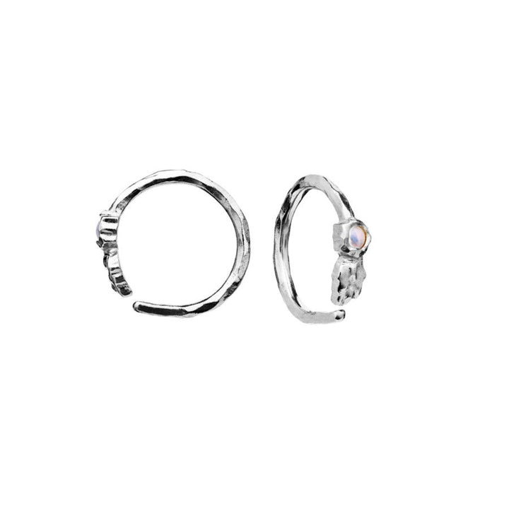 Maanesten Florus Creoles i silver med organisk form och liten rund sten, Modell 9659c-9659c-2.