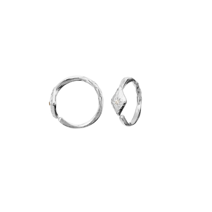 Maanesten Forte silvercreoler med matt yta och liten sten på vit bakgrund. Modell 10021c