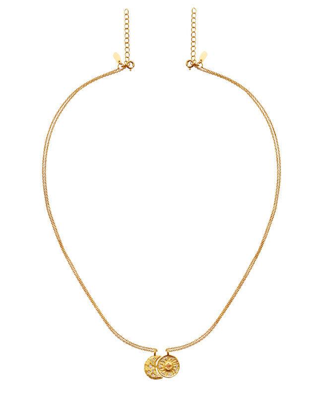 Maanesten Friendship Necklace, elegant guldhalsband med två präglade hängen på vit bakgrund. Modell 2688a-2