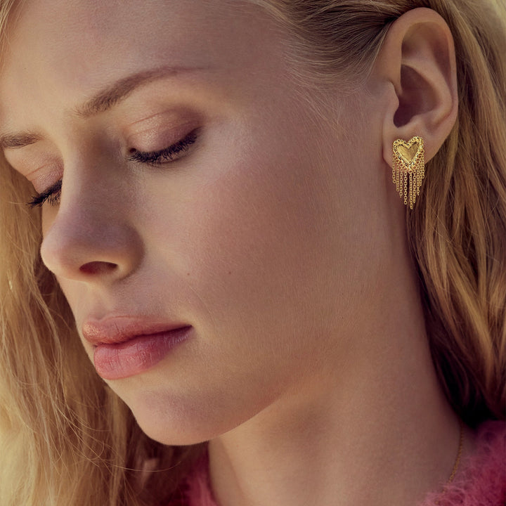 maanesten-giulietta-guldpläterade-hjärta-örhängen visar eleganta guldhjärtformade öronproppar med kedjedetaljer. Modell 10052a