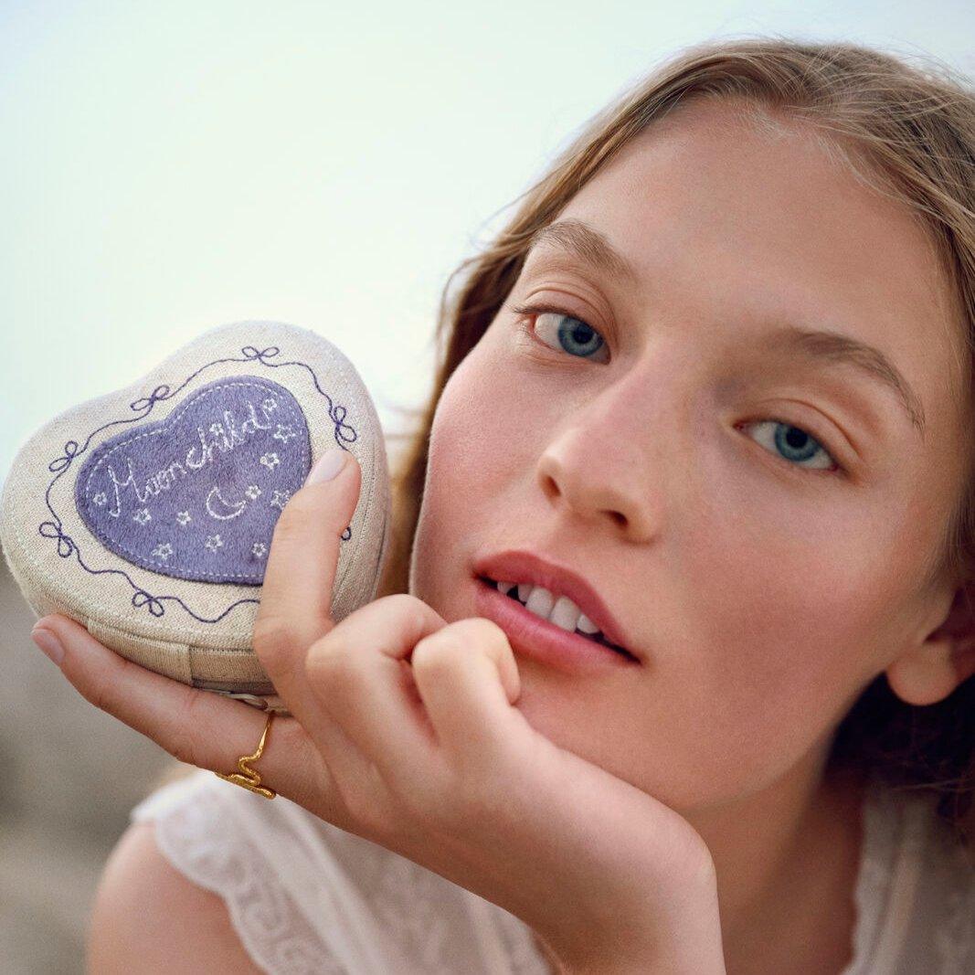 maanesten-hjärta-smyckeskrin-sand-smyckeskrin som hålls av kvinna, hjärtformad ask i ljusa nyanser. Modell 4019-1