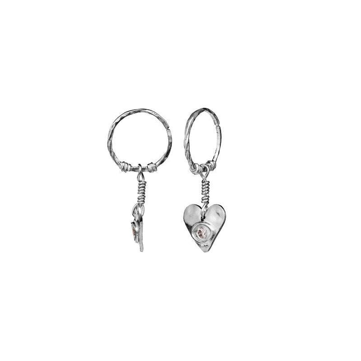 Månsten Hestia örhängen i silver med hjärthänge och detaljerad yta, modell 9848c-2.