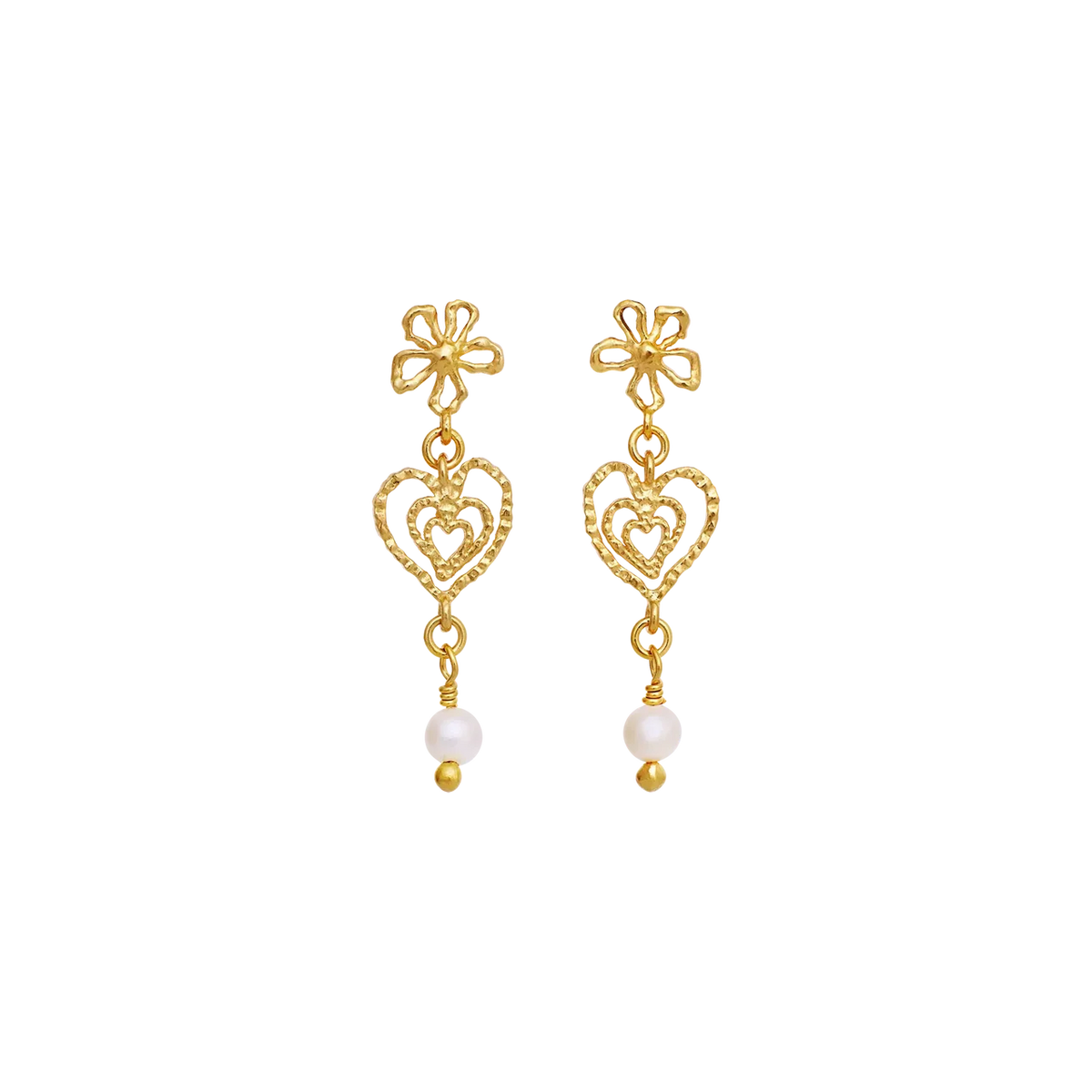 Maanesten Izabel guldpläterade hjärtörhängen med blomdetalj och pärla, modell 10097a-1.