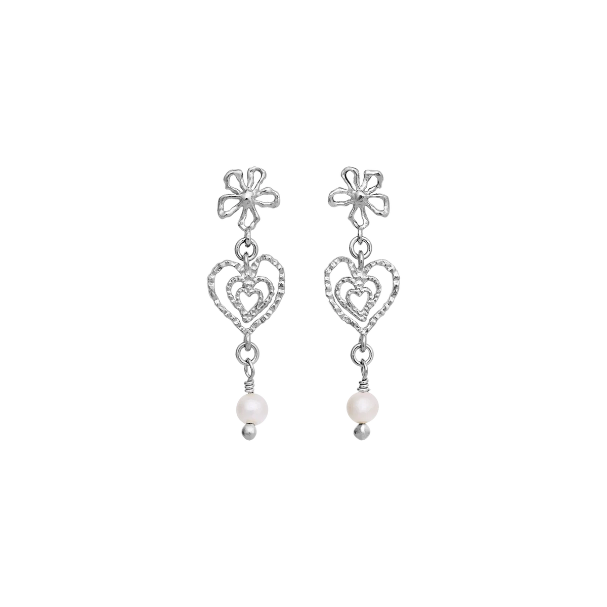 maanesten-izabel-solve-heart-earrings visar silverörhängen med hjärta och pärldetaljer, modell 10097c-1
