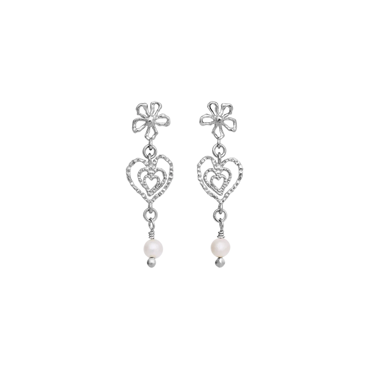 maanesten-izabel-solve-heart-earrings visar silverörhängen med hjärta och pärldetaljer, modell 10097c-1