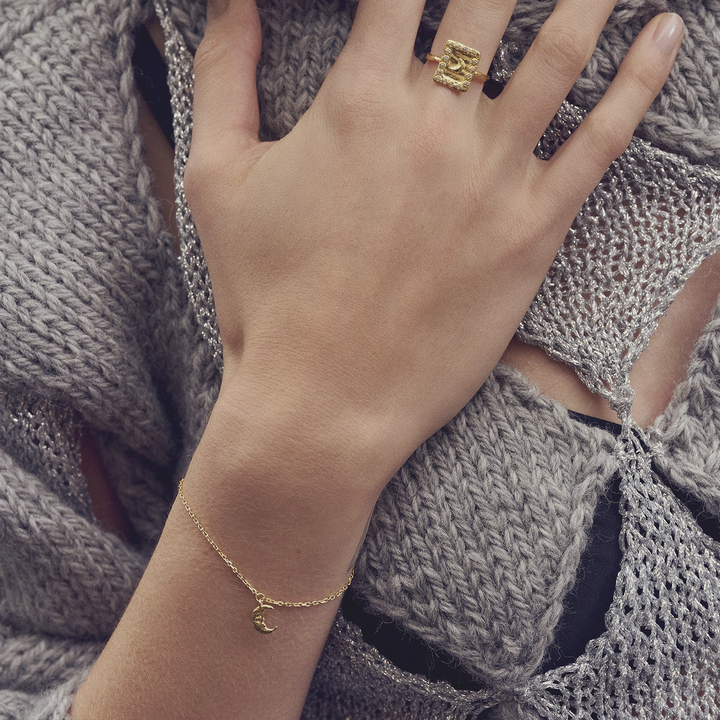 Maanesten Laura guldpläterat armband visat på handleden, finguldkedja med månhänge i närbild. Modell 8689a-2