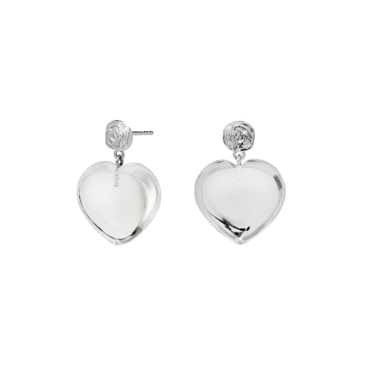 Moonstone Lemona Grande Silver Heart Earrings visar glänsande, hjärtformade silverörhängen på en vit bakgrund. Modell 9976C