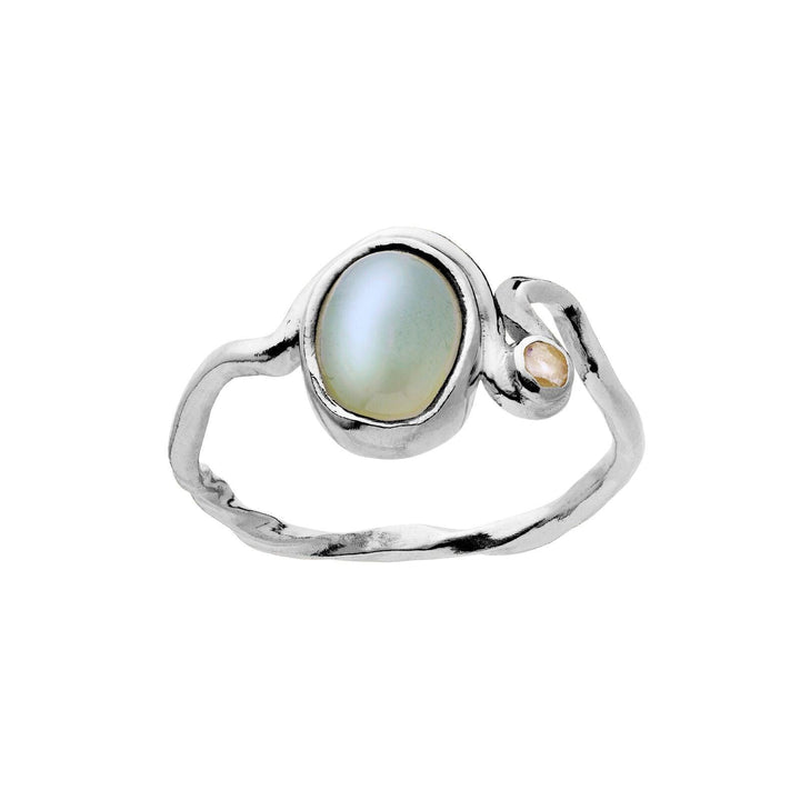 Moonstone Lorelei Ring silver med oval pärlemor och organiskt formad design, modell 4820c-001-1.