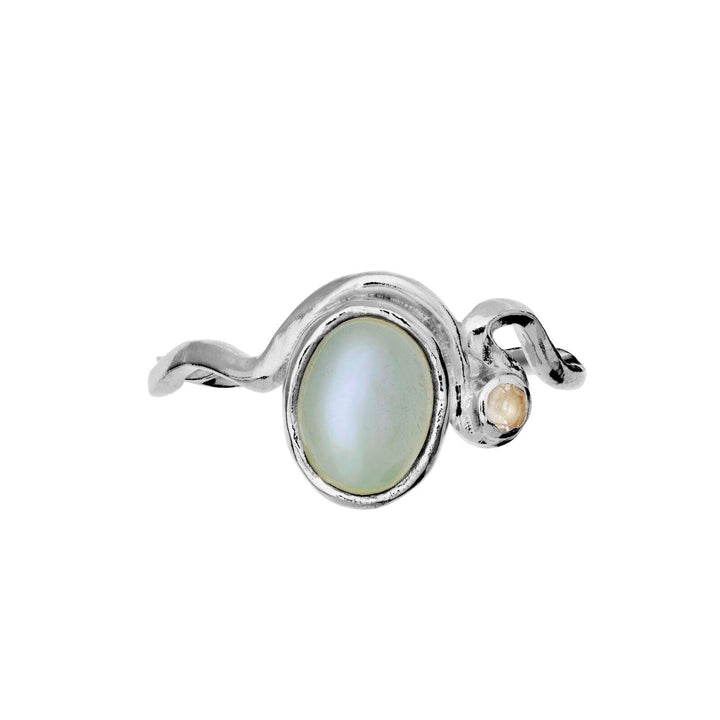 Moonstone Lorelei Ring Silver med organisk form och pärlemorsten, närbild. Modell 4820c-001